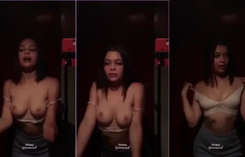 Apareceram na internet uns vídeos caseiros de uma mina pelada lambendo os peitos naturais, bem ousada!