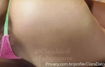 Clara Dalcol aproveitando a delícia da amiga