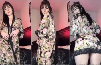 Lola Goth tá bem ousada, exibindo suas bucetinha