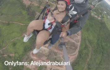 Alejandra nas alturas exibindo seus peitão irresistíveis