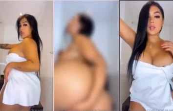 Andreamolina toda sensual, enrolada na toalha depois do banho