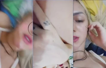 Debora Martiana, toda safadinha, se aventurando com os dedos na bucetinha