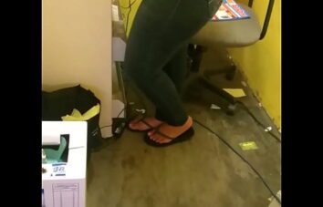 Dividindo a cama de hotel com a minha madrasta