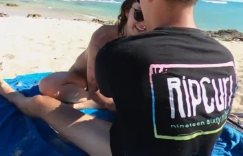 Flashingemma saboreando na praia de um jeito delícia!