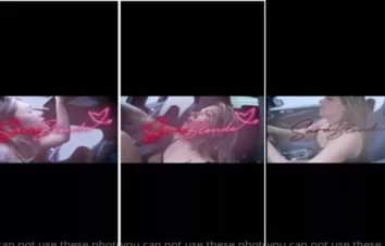 Sara Blonde fazendo strip e se divertindo no carro