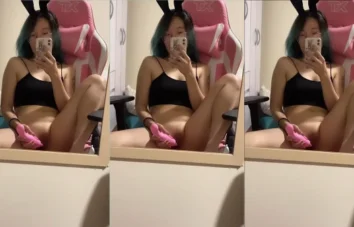Vídeo pornô de uma japonesa novinha pelada se divertindo com um vibrador